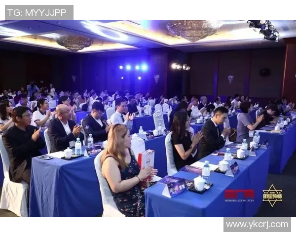 足球明星齐聚一堂 共庆荣耀时刻 见证传奇的合影背后故事