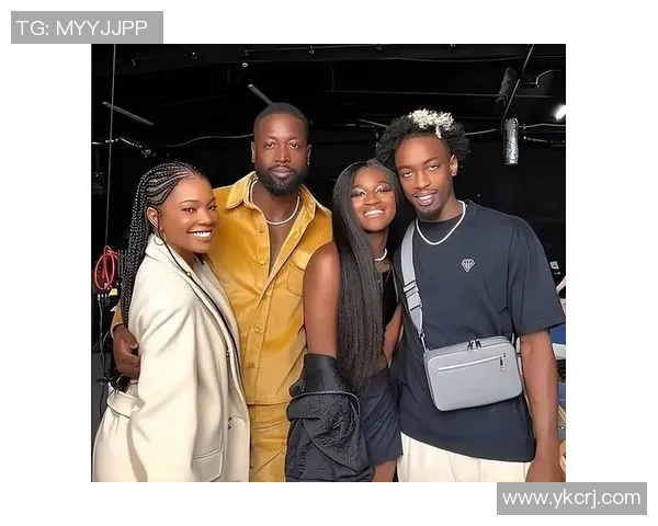 足球球星与娇妻甜蜜合照曝光二人温馨瞬间引发粉丝热议